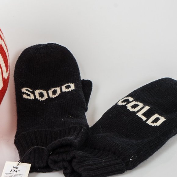 NWT 2 pc set - SNOW!!! toque and mittens - Picture 3 of 3